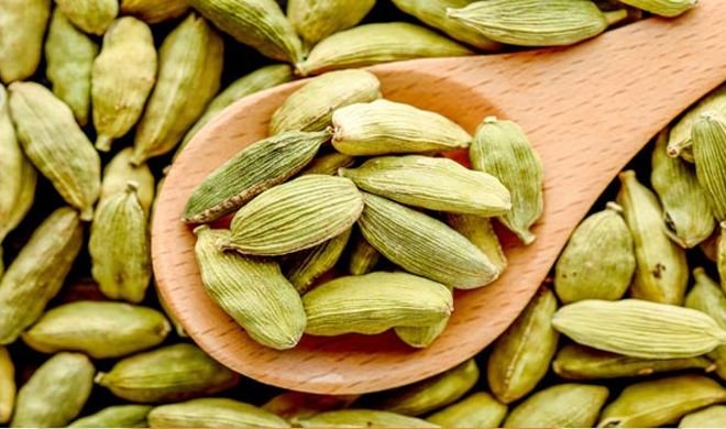 रात को इलायची खाकर गर्म पानी पीने के फायदे